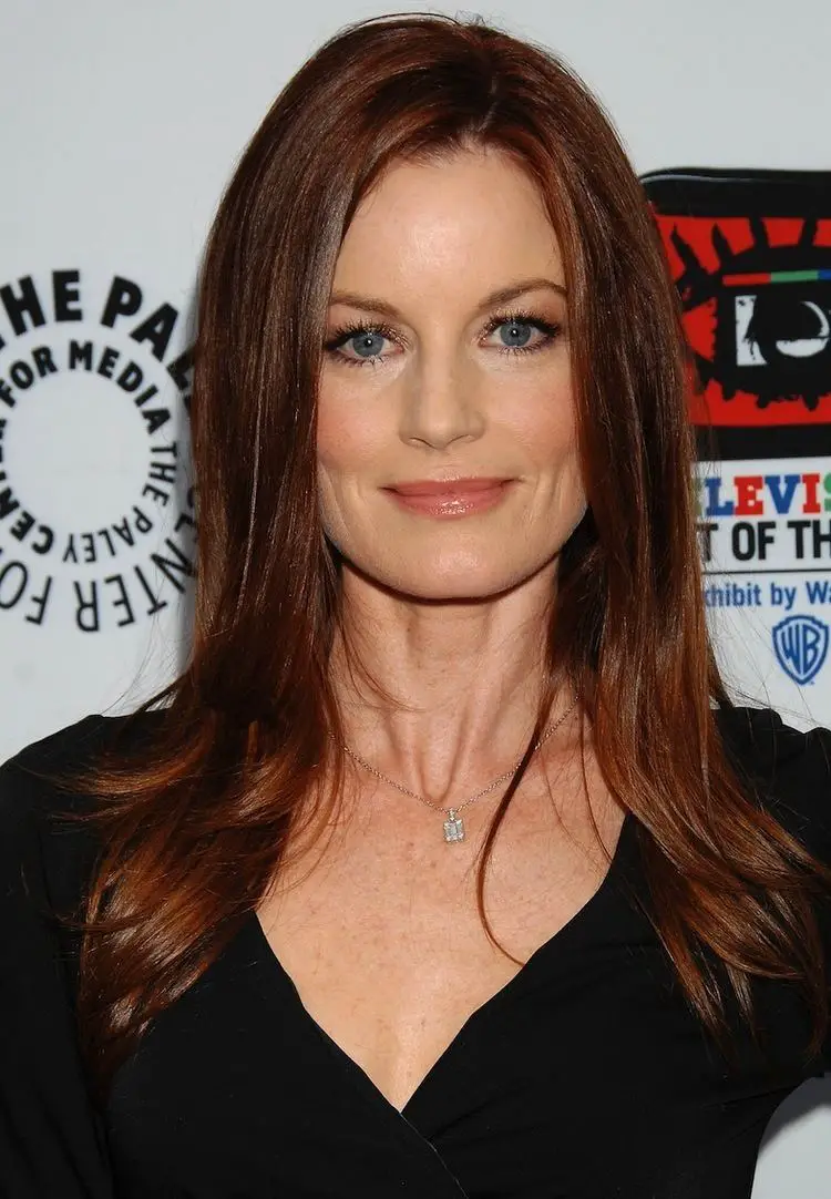 How tall is Laura Leighton?